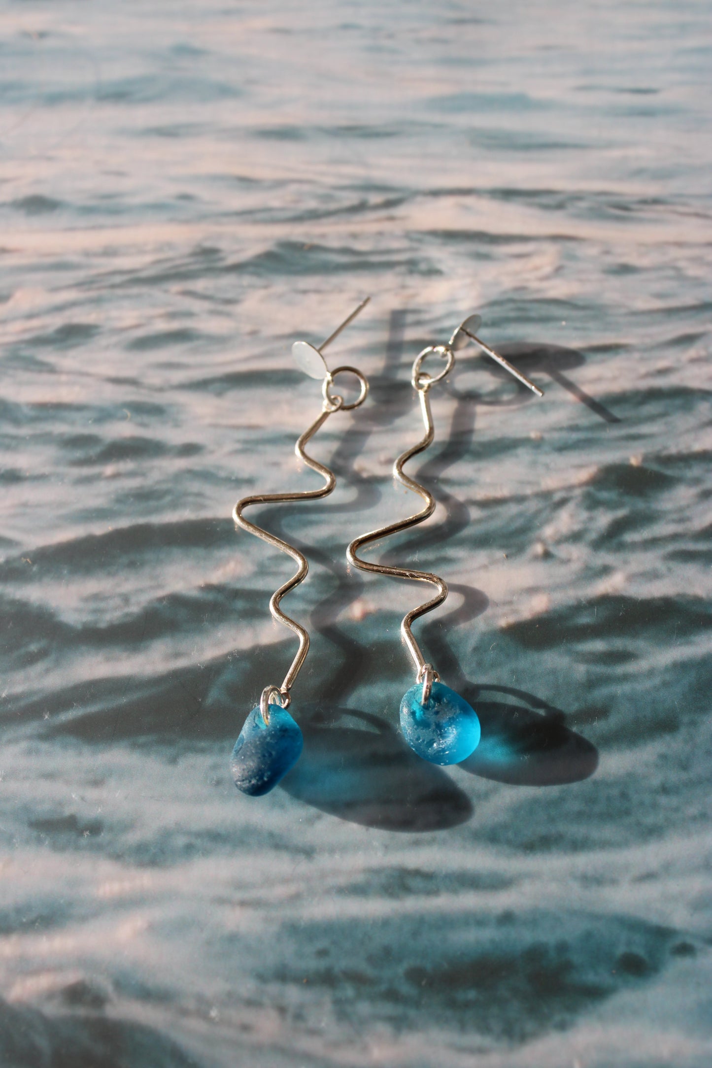 No Waste wavy blue øreringe