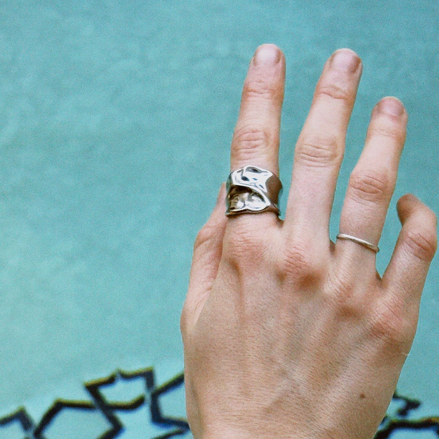 Fragments signature ring